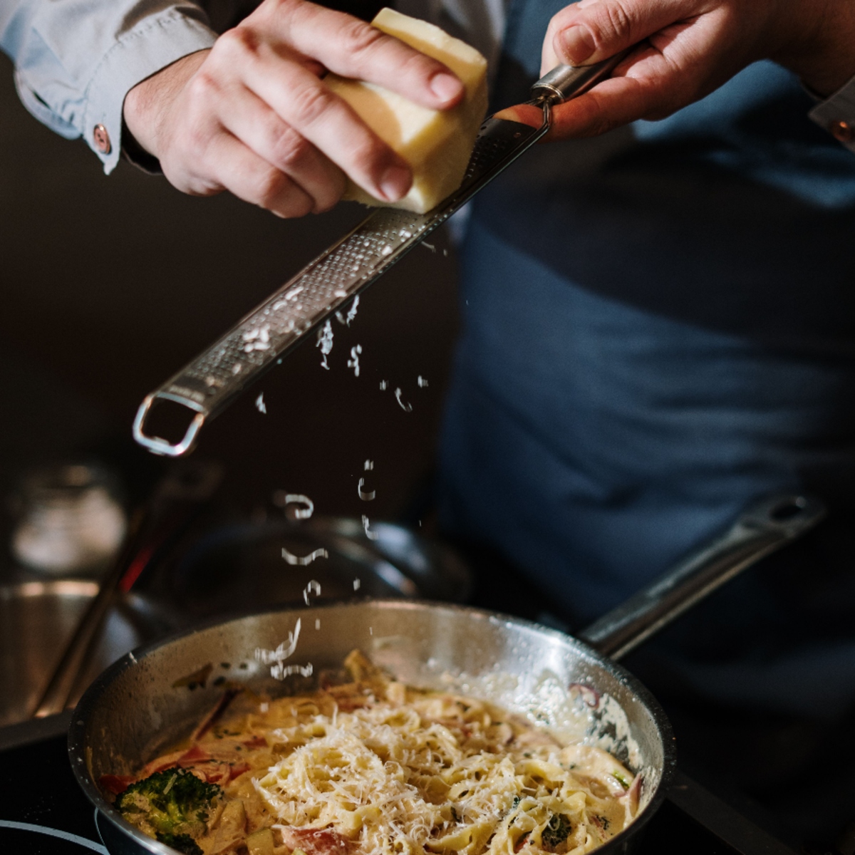 フライパンの上でパスタを仕上げる