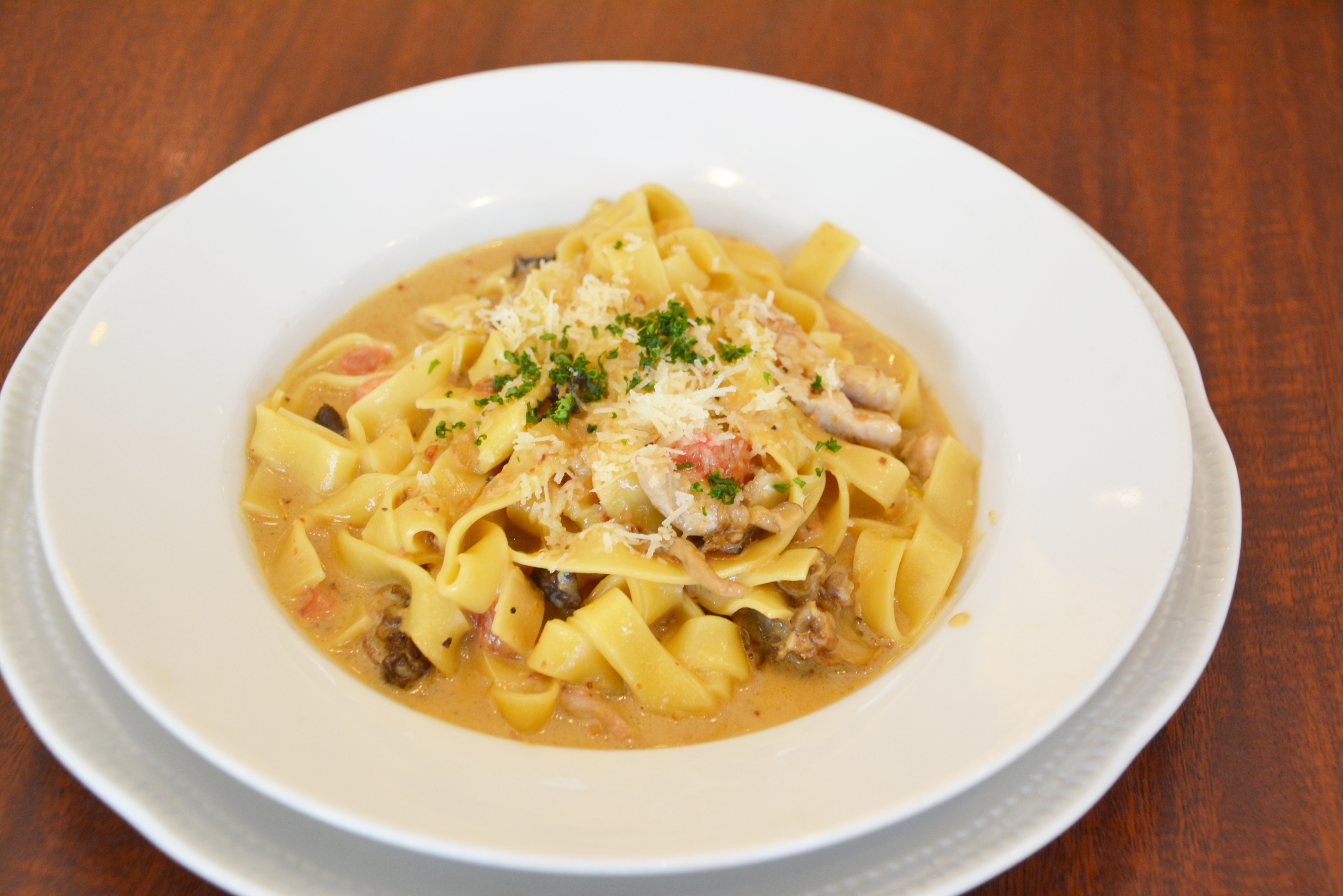鶏肉とキノコのトマトクリームソース